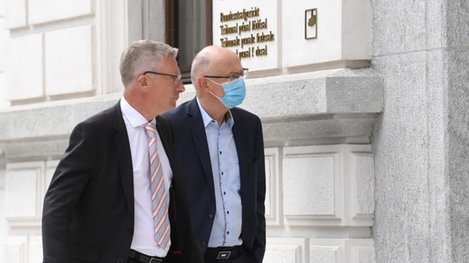 Der frühere Manager und Berater Hans Ziegler (rechts) mit seinem Anwalt vor dem Bundesstrafgericht in Bellinzona.