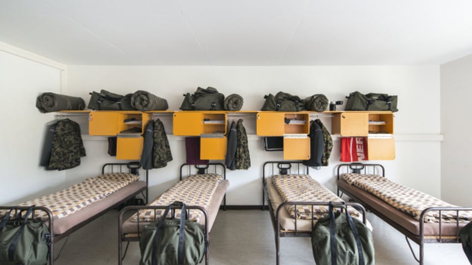 Blick in eine Unterkunft für Rekruten der Schweizer Armee.