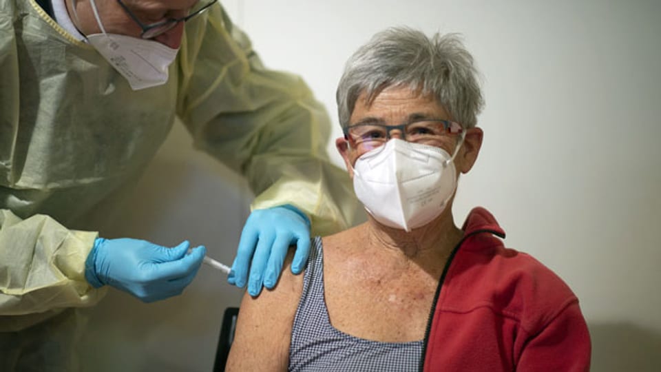 Eine Frau lässt sich gegen das Corona-Virus impfen.