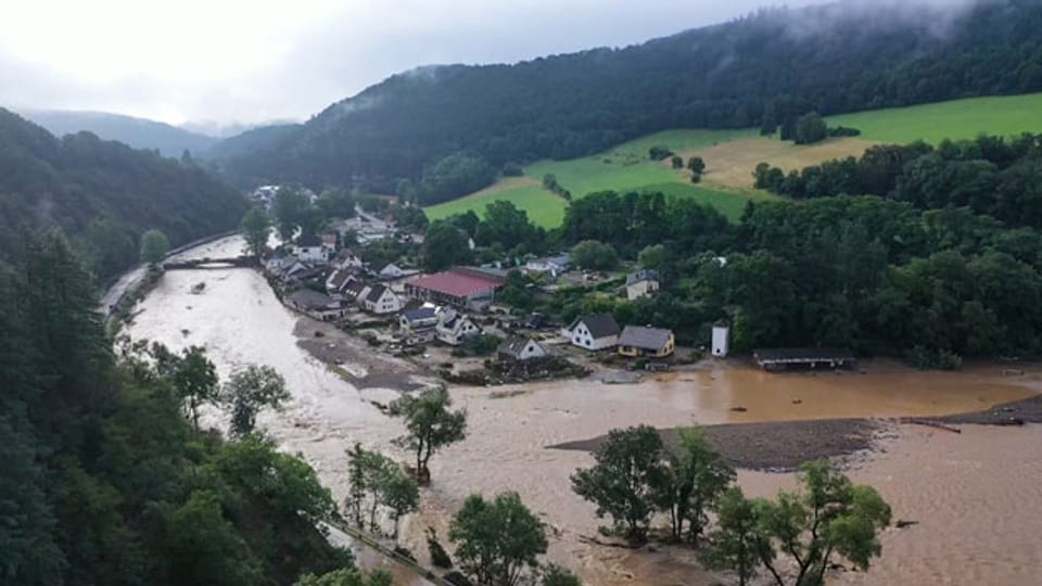 Hochwasser der Ahr in der Eifel richtet Schaden an.