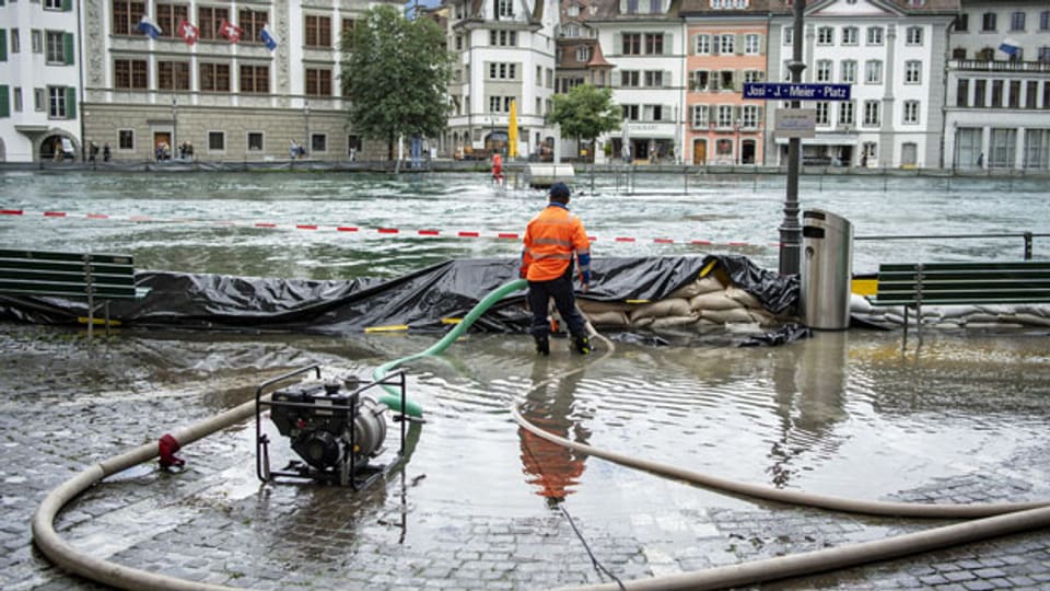 Der Wasserspiegel des Vierwaldstättersees ist bedrohlich hoch angestiegen.