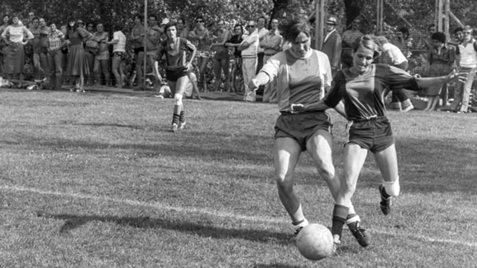 Zweikampf zwischen Trudy Streit vom SV Seebach (re.) und der Sion-Spielerin Madeleine Boll im Juni 1976.