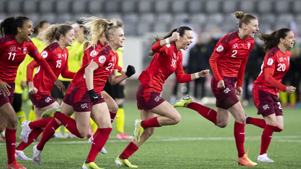 Spielerinnen der Schweizer Fussballnationalmannschaft feiern ihre Qualifikation für die Fussball-EM 2022.