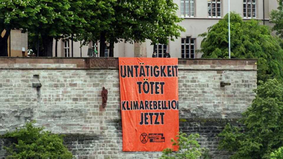 Transparent an der Mauer der Pfalz in Basel. Mai 2021.