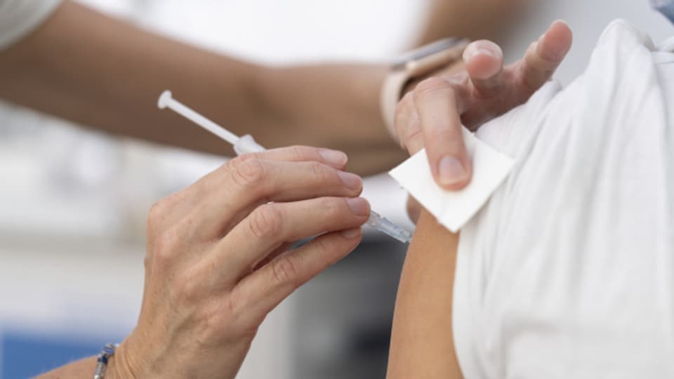 Bald Ansturm auf Impfzentren? Nun gilt die erweiterte Zertifikationspflicht auch in der Schweiz.