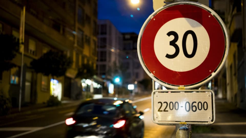 Lausanne führt als erste Stadt der Schweiz eine Tempolimite 30 in der Nacht ein. Damit soll vor allem dem Lärm in der Nacht entgegengewirkt werden.
