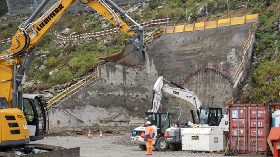 Das Tunnelportal beim offiziellen Spatenstich zum Baustart der zweiten Röhre des Gotthard Strassentunnels am Nordportal in Göschenen.