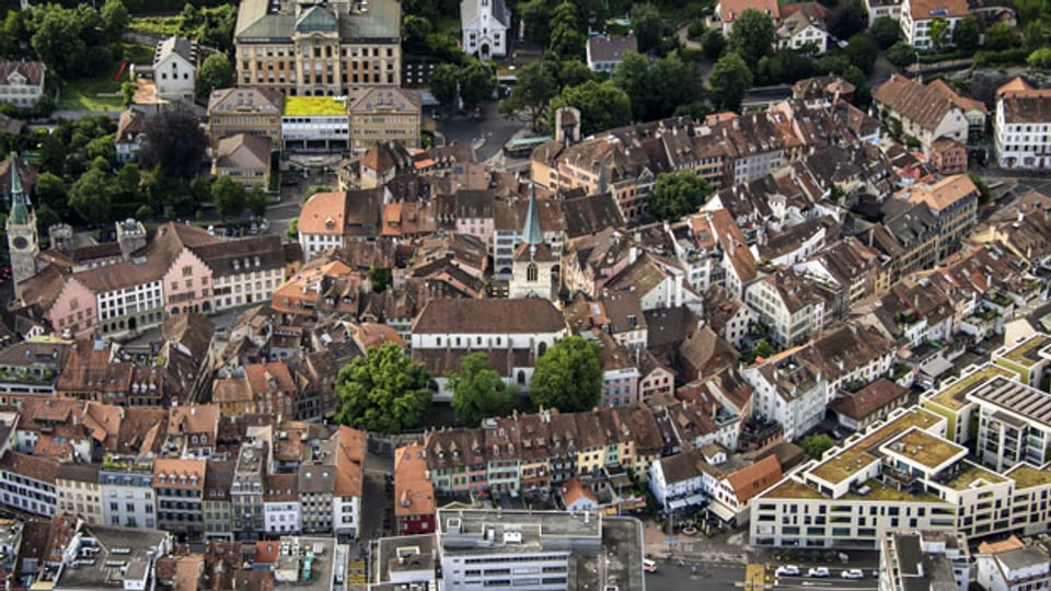 Luftaufnahme der Innenstadt und der Altstadt von Biel.