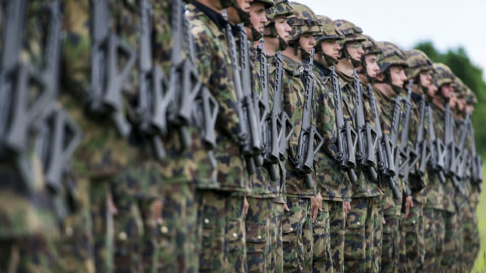 Rekruten im Tarnanzug bei einer Übung auf dem Waffenplatz in Colombier