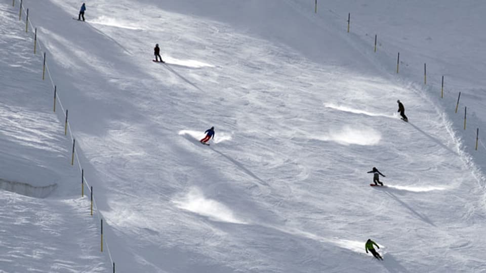 Skifahrer auf einer Piste am Titlis.