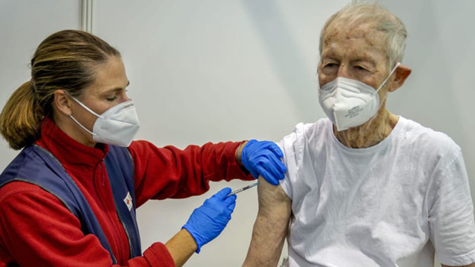 Ein 87-jähriger Mann erhält im Impfzentrum in Frankfurt seine Auffrischungsimpfung.