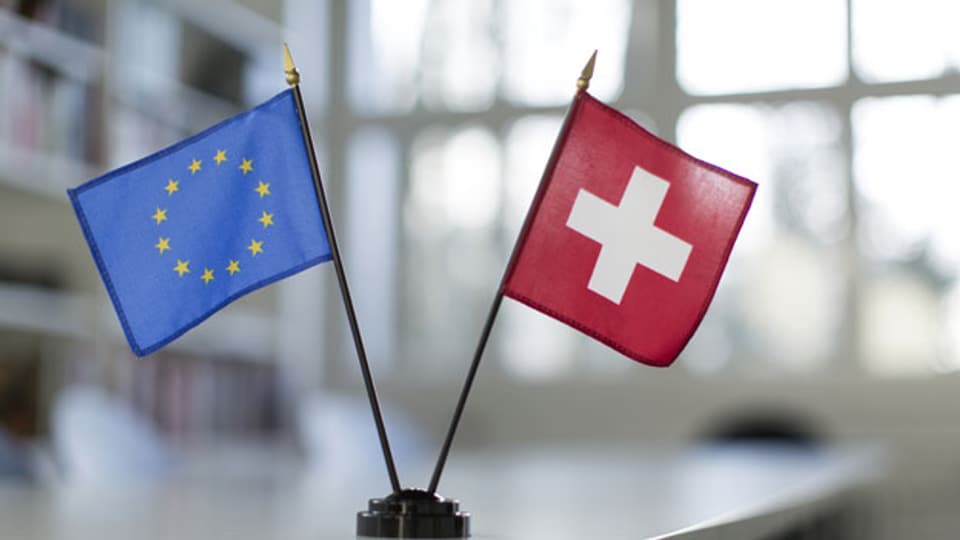 Symbolbild. Die Fahne der EU und der Schweiz.