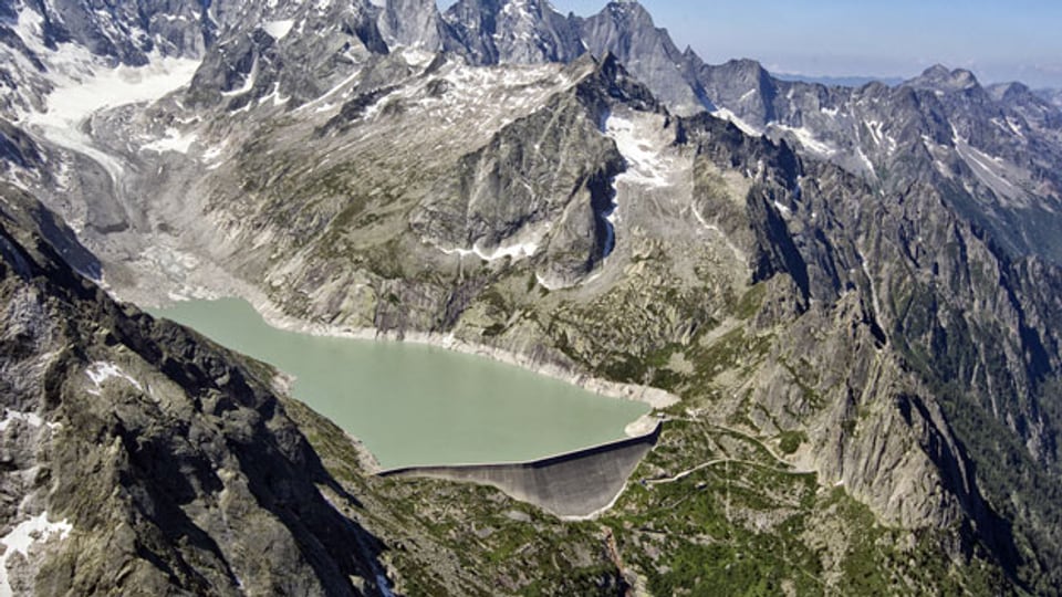 Staumauer des Lago da l'Albigna bei Vicosoprano im Kanton Graubünden.