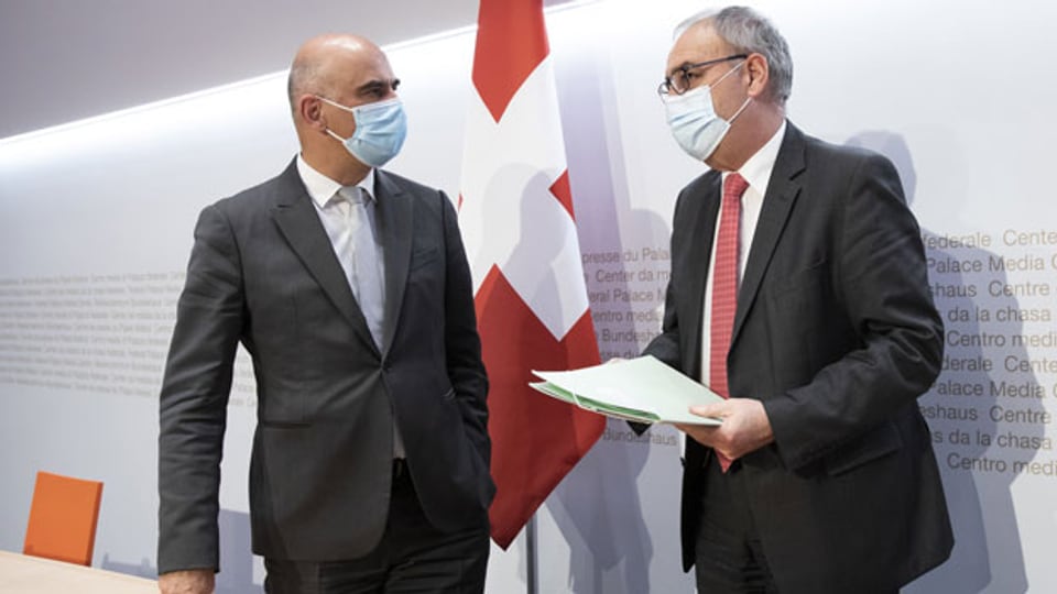 Bundesrat Alain Berset (links) und Bundespräsident Guy Parmelin an der heutigen Medienkonferenz zu den neusten Corona-Massnahmen.