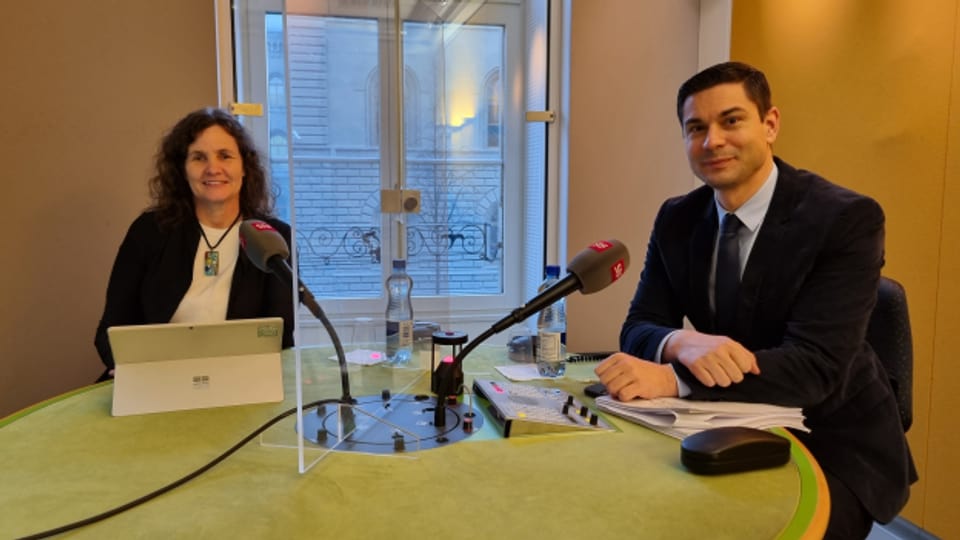 Ausrichtung des regionalen ÖV: Barbara Schaffner und Benjamin Giezendanner diskutieren im Medienzentrum des Bundeshauses.