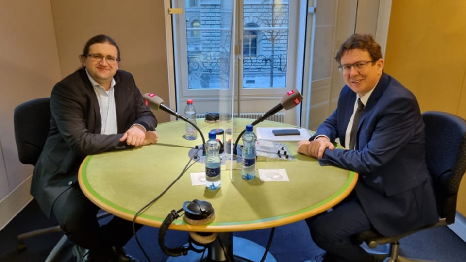 Covid-Gesetz verlängern? Jörg Mäder und Albert Rösti diskutieren im Bundeshaus-Medienzentrum.