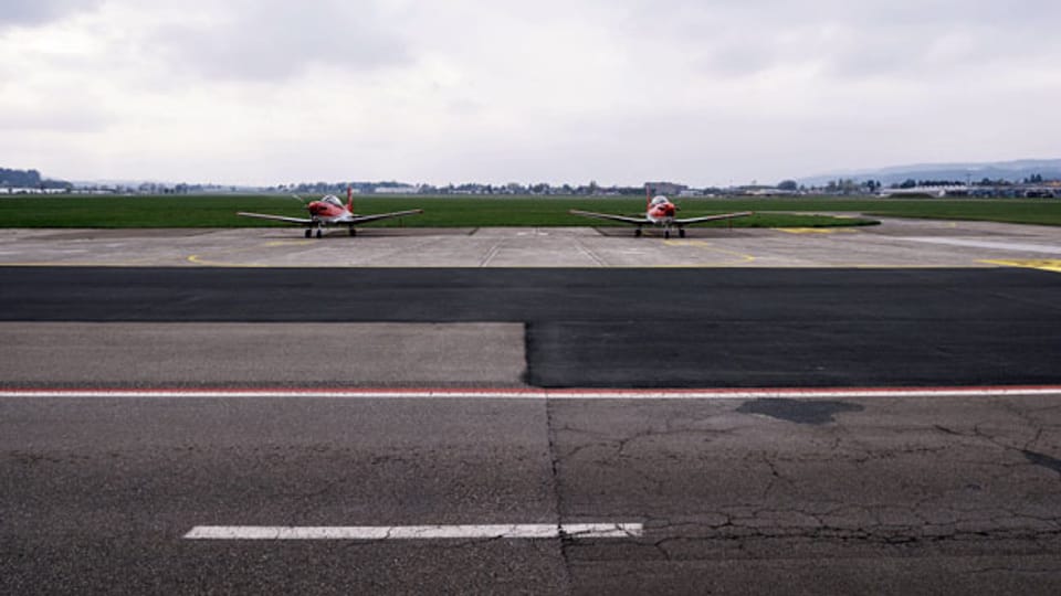 Zwei geparkte Kleinflugzeuge auf dem ehemaligen Schweizer Militärflugplatz Dübendorf. Archivbild vom April 2017.