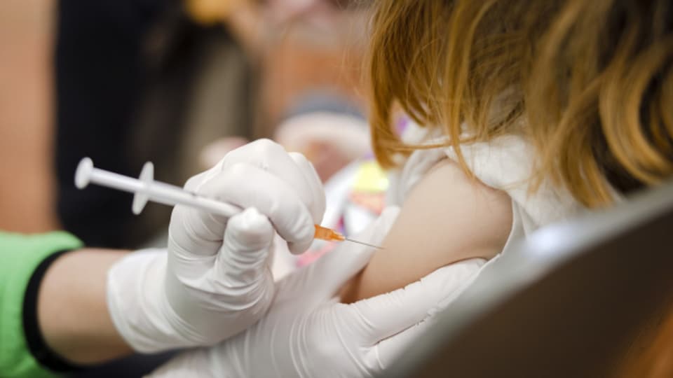 Auch Kinder im Alter zwischen 5 und 11 Jahren können sich, mit dem durch das Heilmittelinstitut Swissmedic zugelassenen speziellen Impfstoff für Kinder von Pfizer/Biontech, impfen lassen.