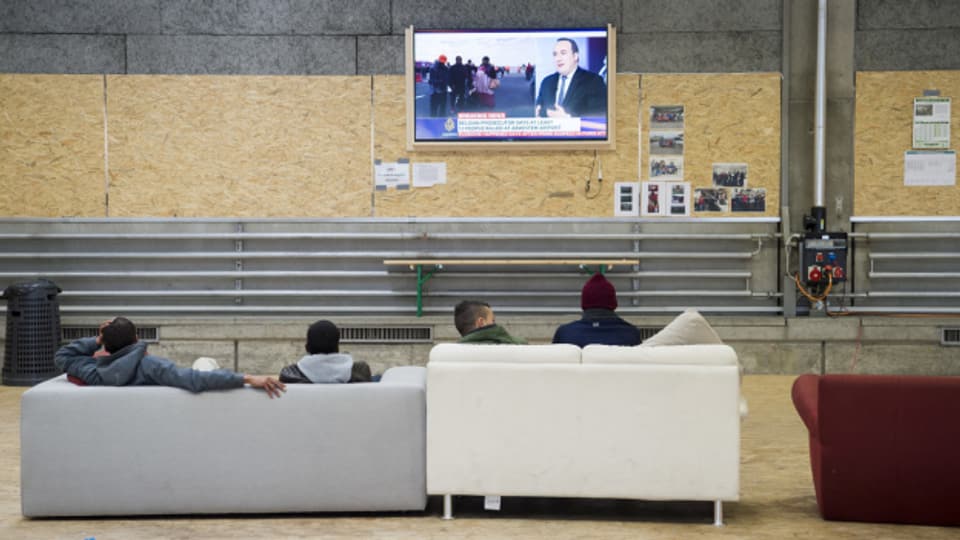 Asylsuchende schauen TV im Aufenthaltsraum des Bundesasylzentrums Thun. (2016)