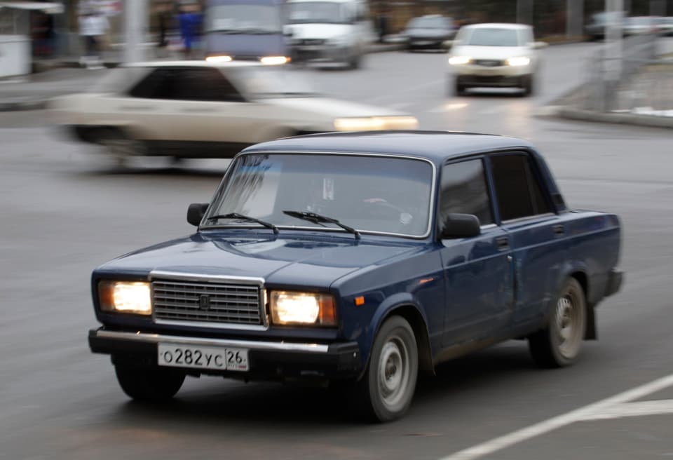 Das klassische Auto der russischen Arbeiterklasse, der Lada wird nach 10 Jahren Pause wieder produziert, weil westliche Autos nicht mehr erhältlich sind.