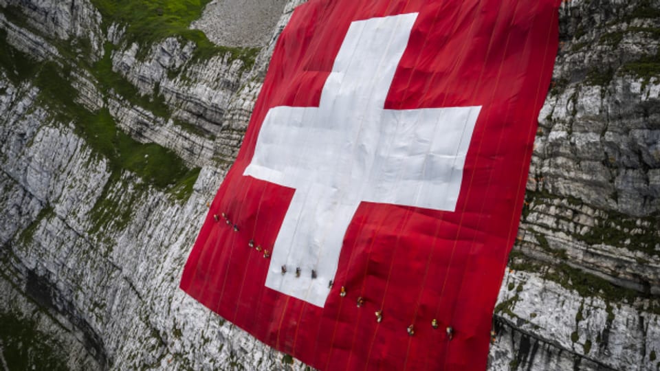 Die grösste Schweizerfahne hängt am Säntis.