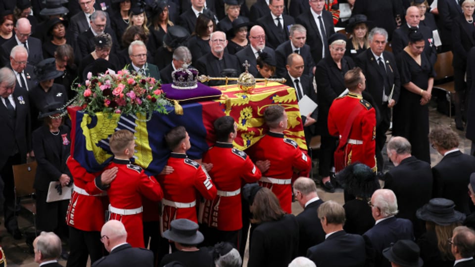 Der Sarg mit Queen Elisabeth II. wird in die Westminster Abbey getragen, vorbei an Trauernden aus aller Welt.