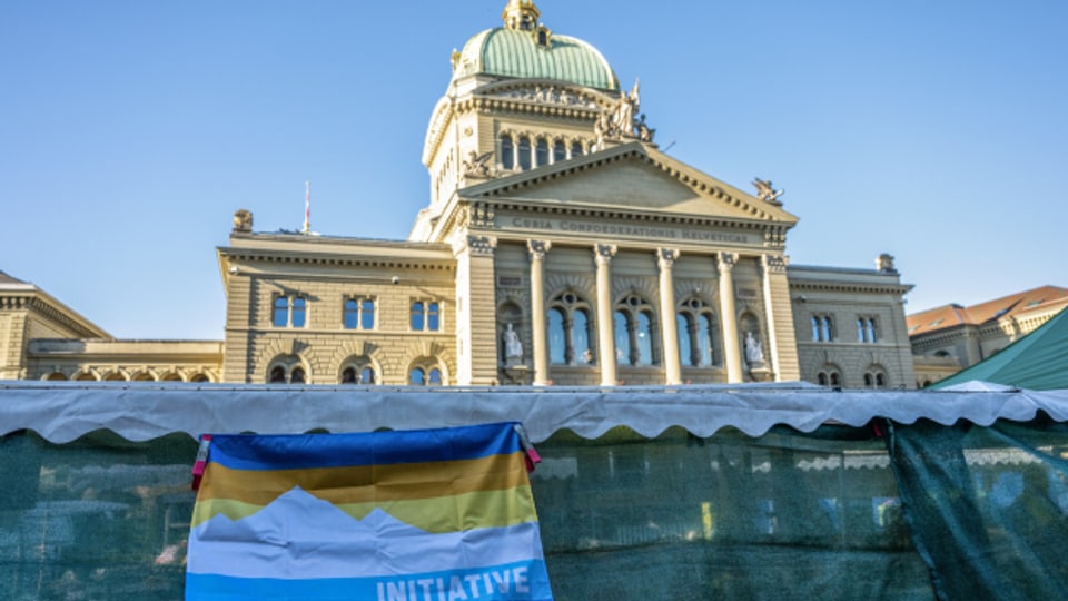  Ein Banner zur Gletscherinitiative hängt vor dem Bundeshaus in Bern.