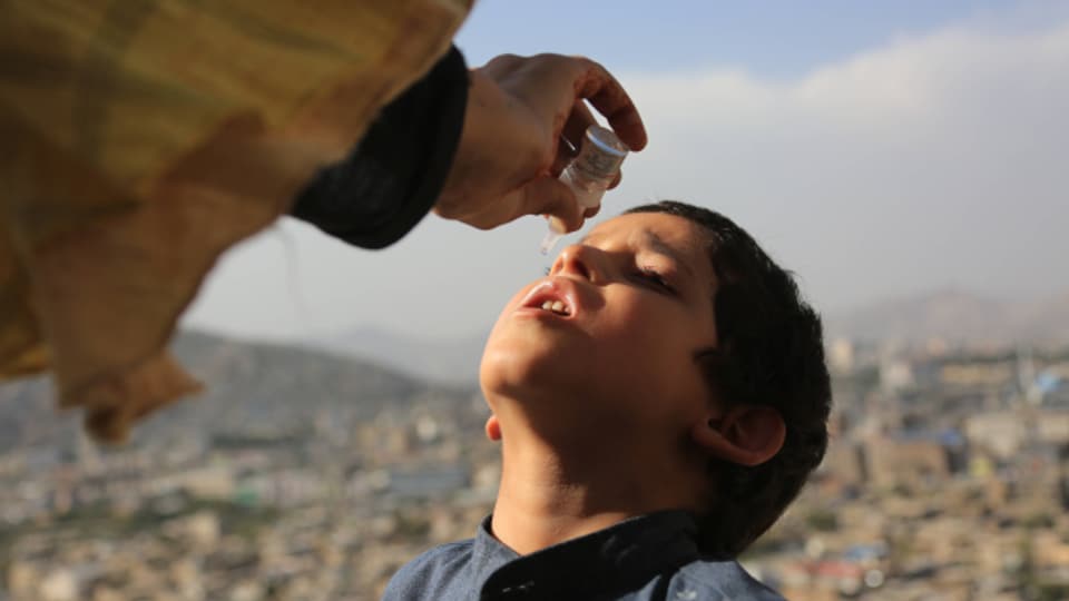 Ein Kind erhält eine Schluckimpfung gegen Polio. Hier während einer Impfkampagne gegen Polio in Afghanistan.
