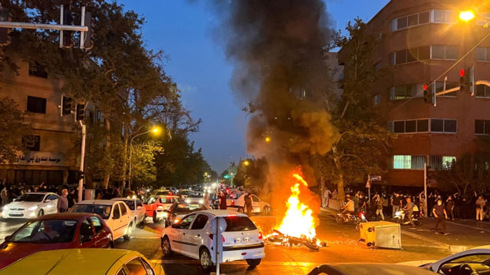 Hintergrund des Kurswechsels ist das brutale Vorgehen der iranischen Sicherheitskräfte gegen regierungskritische Demonstrierende.