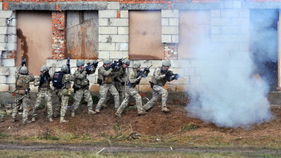 Polnische Soldaten während  einer Militärübung.