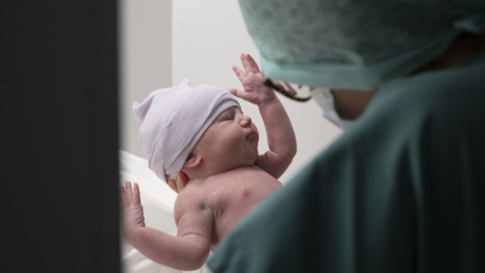 Die Pharmaindustrie will das Neugeborenen-Screening ausbauen. So sollen die Neugeborenen auf weitere Krankheiten untersucht werden.