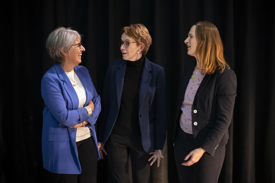 Im Luzerner Neubad begegnen sich die drei SP-Politikerinnen erstmals vor Publikum