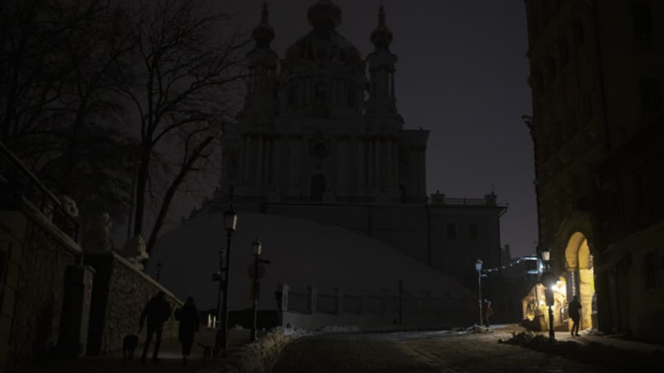 Nach erneuten Raketeneinschlägen versinkt Kiew in Dunkelheit und Kälte.