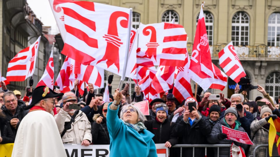 Elisabeth Baume-Schneider ihrerseits dankte in ihrer Antrittsrede den Jurassierinnen und Jurassiern für ihre Unterstützung während ihrer ganzen Laufbahn und sie sagte auch, sie werde die jurassische Freundschaft in den Bundesrat und auch in die eidgenössischen Räte bringen.