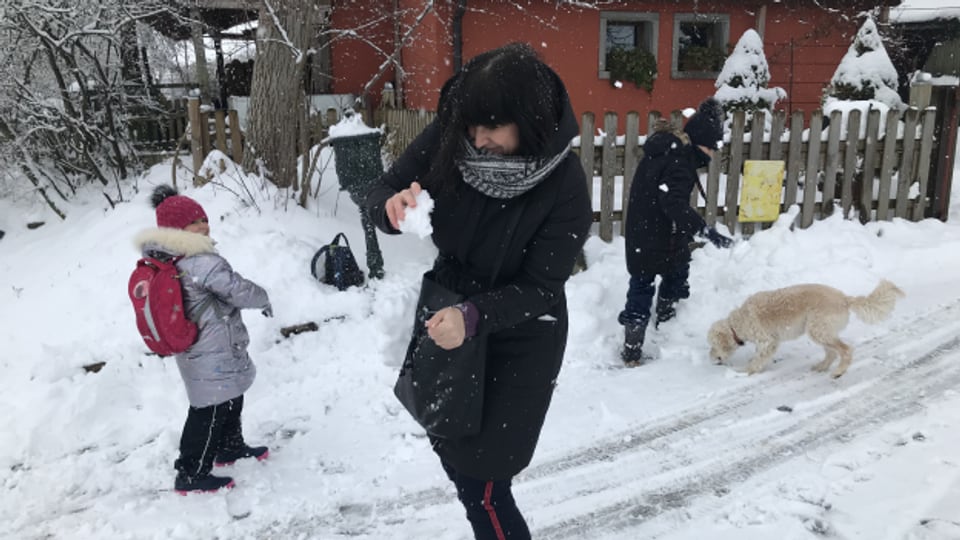 Unbeschwerte Momente: Schneeballschlacht vor dem Haus der Wilhelmis