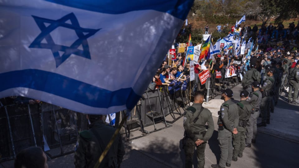 Demonstranten protestierten am Donnerstag vor der «Knesset» in Jerusalem gegen die neue Regierung von Benjamin Netanjahu.