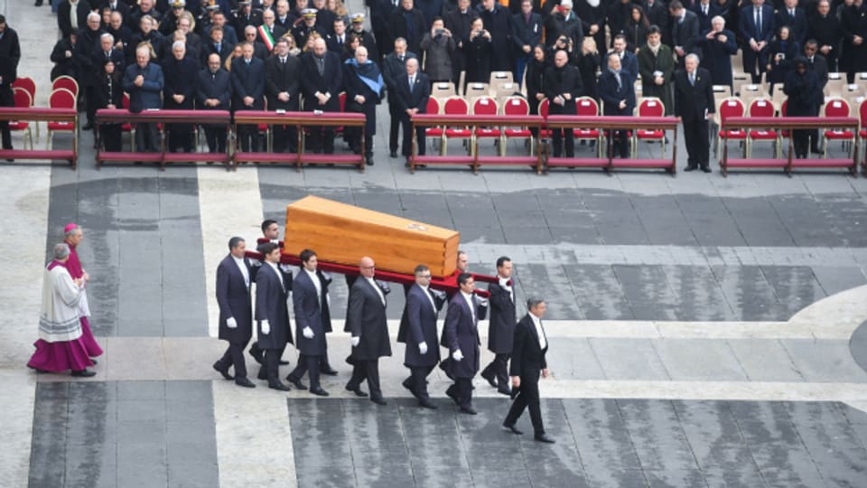 Die teilweise von weither angereisten Trauergäste machen die Beisetzung von Papst Benedikt XVI. zum Weltereignis.