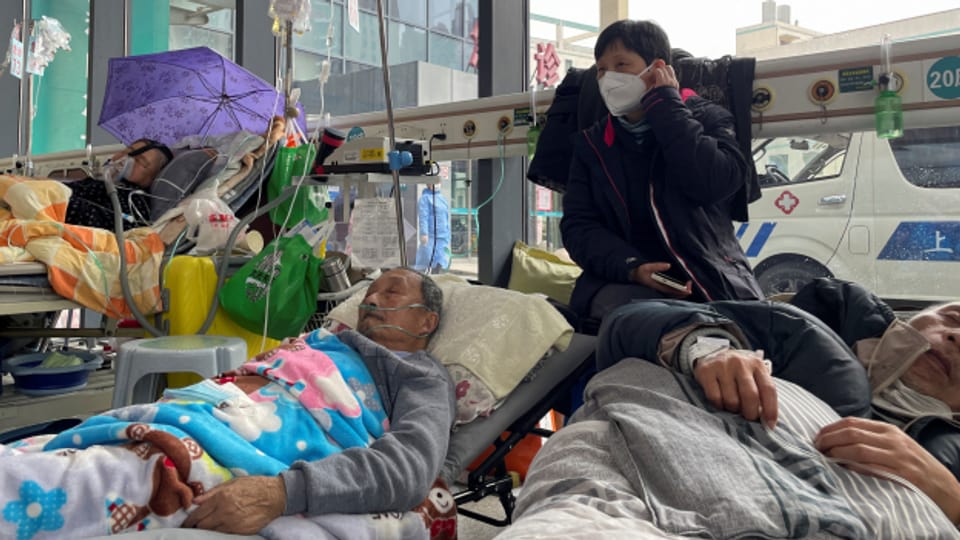 Patienten liegen Bett an Bett in der Notaufnahme eines Krankenhauses in Schanghai. (Bild vom 5. Januar)