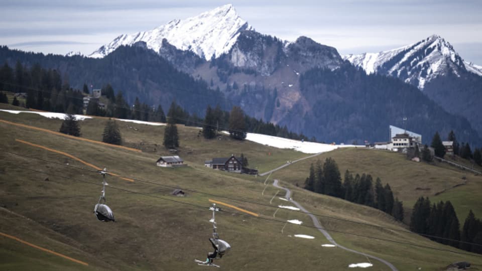 Grüne Hügel prägen die Schweizer Alpen momentan.