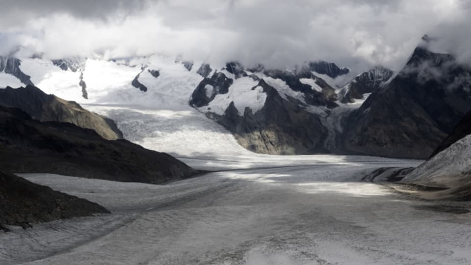 Geht der Klimawandel ungebremst weiter, wird der grosse Aletschgletscher bis im Jahr 2100 fast völlig verschwinden.