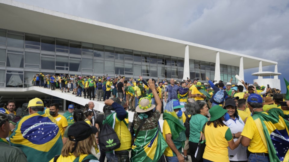 Radikale Anhänger des abgewählten Präsidenten Jair Bolsonaro stürmten am Sonntag das Parlament, den Präsidentensitz und das Oberste Gericht in Brasília.