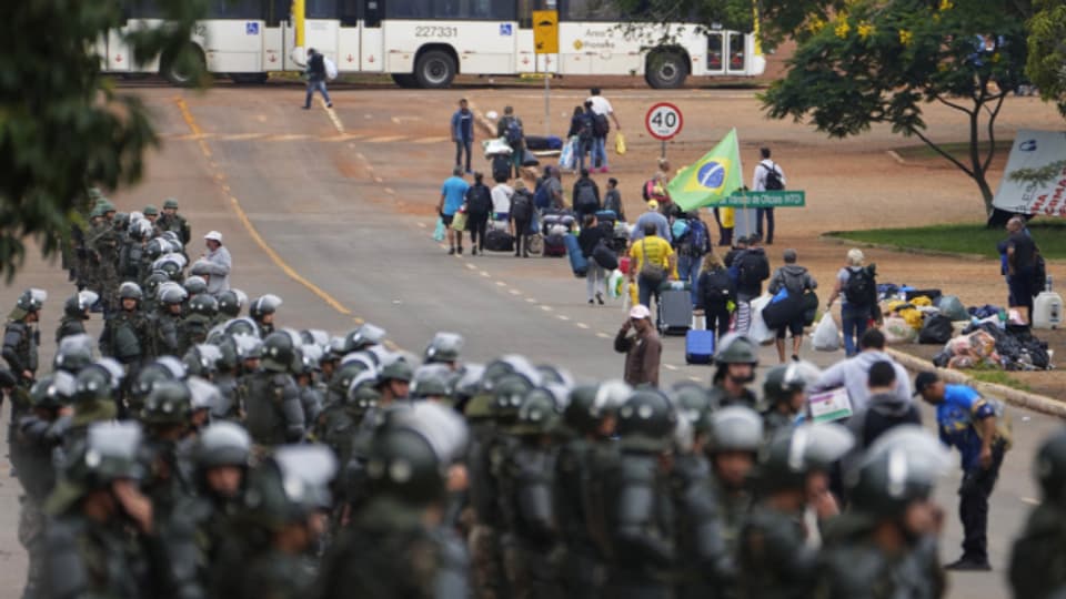 In Brasília räumte die Polizei am Montag mehrere Protestcamps von Bolsonaro-Anhängern.