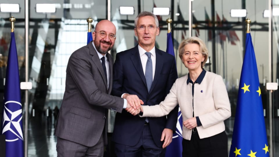 Die Vorsitzenden der EU und der NATO unterzeichneten am Dienstag eine gemeinsame Erklärung zugunsten der konstruktiveren Zusammenarbeit.