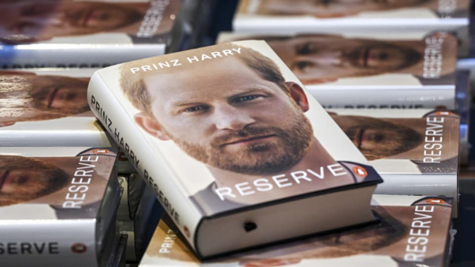 In der Nacht auf Dienstag erschien die deutschsprachige Ausgabe der Biografie von Prinz Harry.