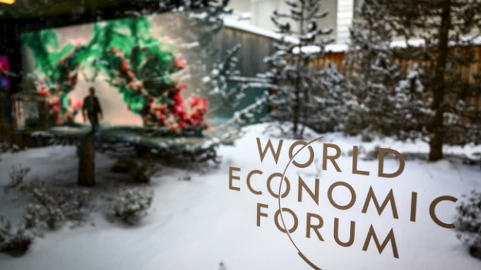 Auf einem Fenster ist das Logo des Weltwirtschaftsforums WEF in Davos zu sehen.