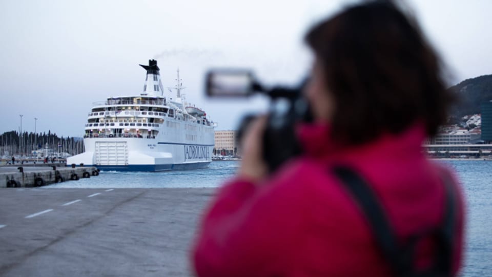 Auf den Fähren Richtung Griechenland Unmenschliches - unbemerkt von anderen Passagieren.