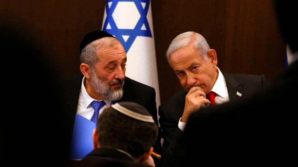 Arie Deri, hier mit Benjamin Netanjahu, darf nicht länger Minister bleiben.