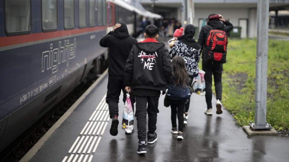  Flüchtlinge steigen aus einem Zug an der österreichisch-schweizerischen Grenze in Buchs (SG).