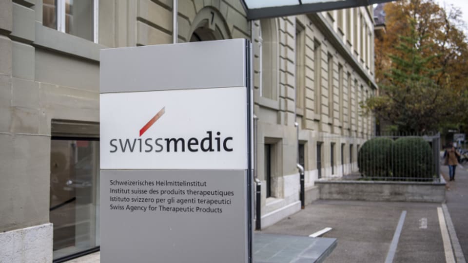 Die Aufsichtsbehörde Swissmedic prüft Medikamente bevor sie an Patientinnen und Patienten abgegeben werden dürfen.