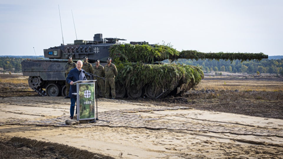 Bundeskanzler Olaf Scholz vor einem Kampfpanzer Leopard 2 im vergangenen Oktober.